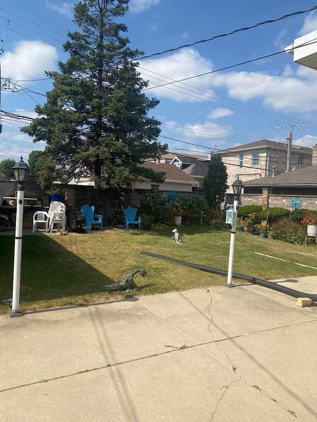 view of front of property with a front lawn