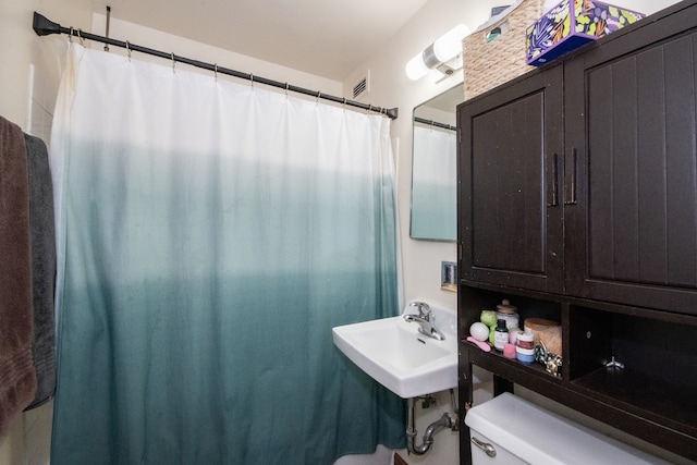 bathroom featuring toilet and sink