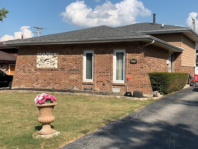 view of front facade featuring a front lawn