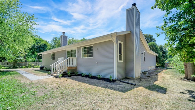 view of front of property featuring a front yard