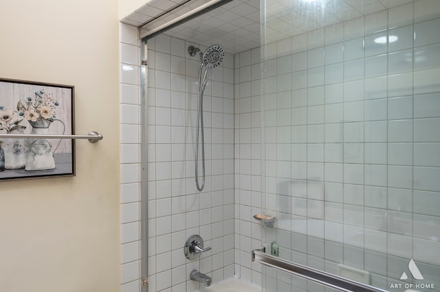 bathroom featuring tiled shower / bath