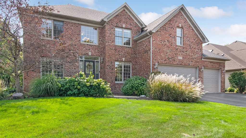 view of front facade featuring a front yard and a garage