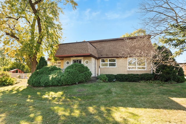 view of front of property featuring a front lawn