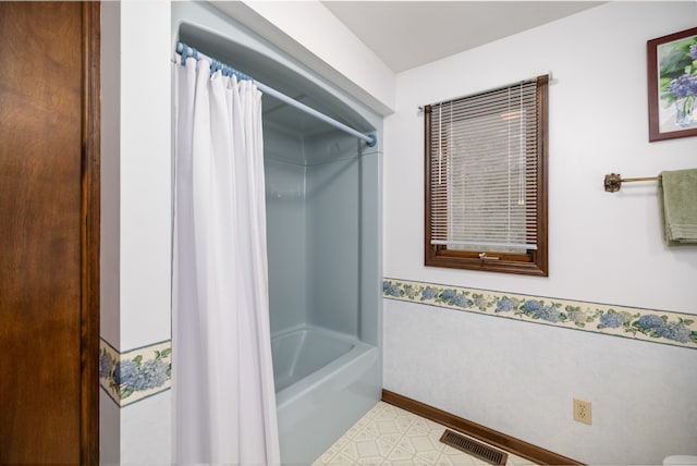 bathroom featuring shower / bathtub combination with curtain