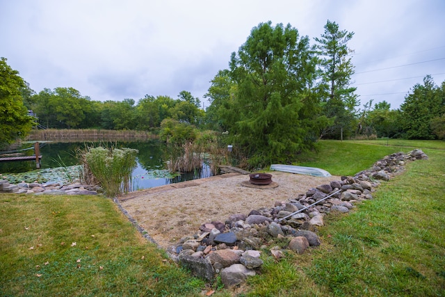 view of yard featuring a water view