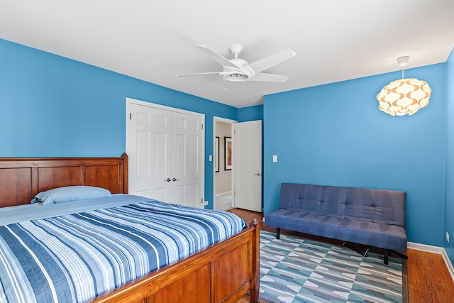 bedroom featuring light wood-type flooring, ceiling fan, and a closet