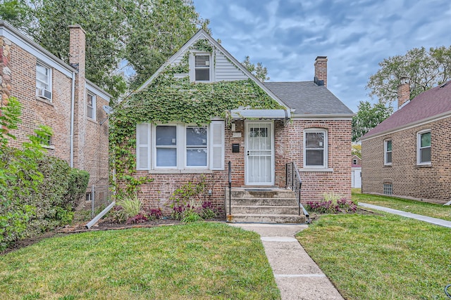 view of front facade with a front yard