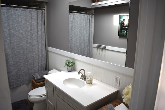 bathroom with a shower with curtain, vanity, and toilet