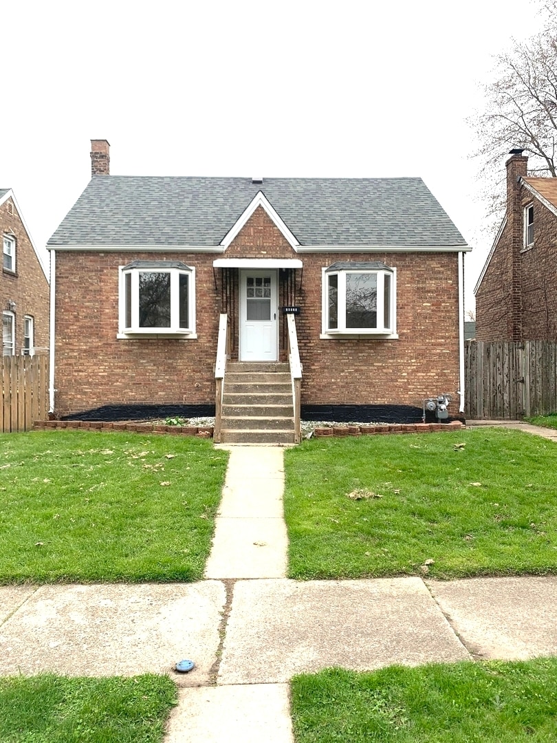 view of front facade featuring a front yard