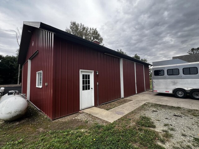 view of outdoor structure with an outbuilding
