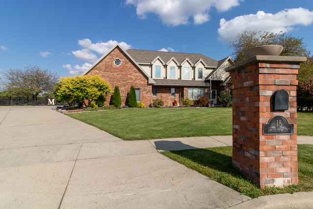 view of front of house featuring a front lawn