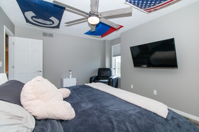 bedroom featuring ceiling fan