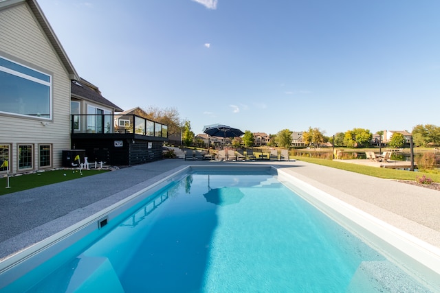 view of swimming pool