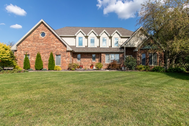 view of front of property featuring a front lawn