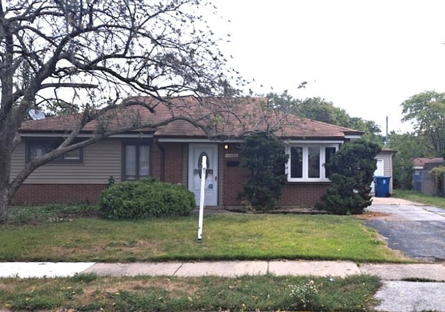 view of front of house featuring a front lawn