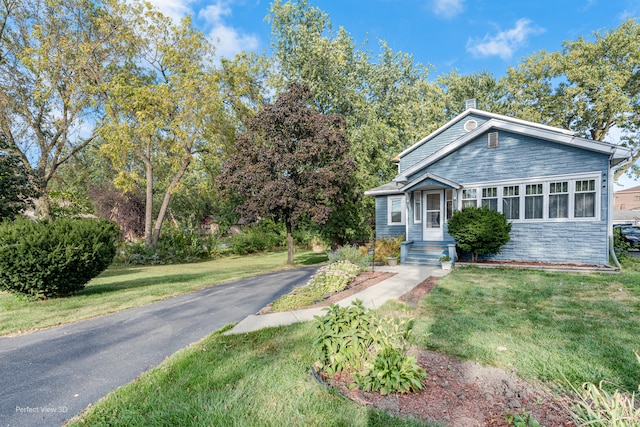 view of front of home featuring a front lawn