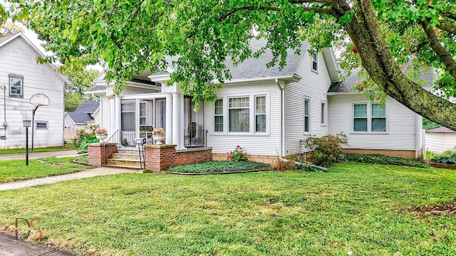 view of front facade featuring a front yard