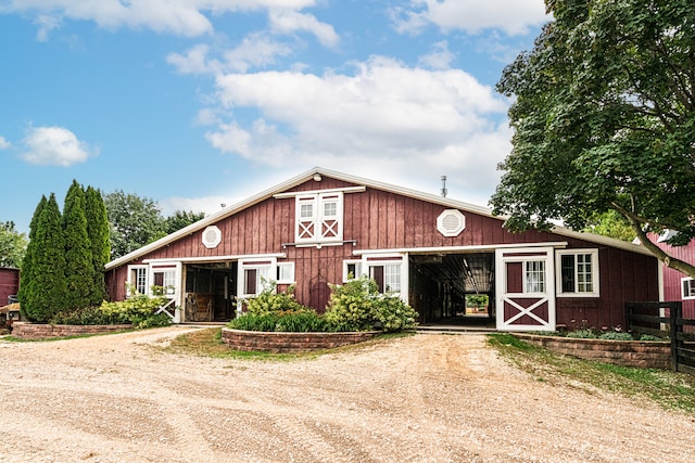 view of front facade featuring an outbuilding