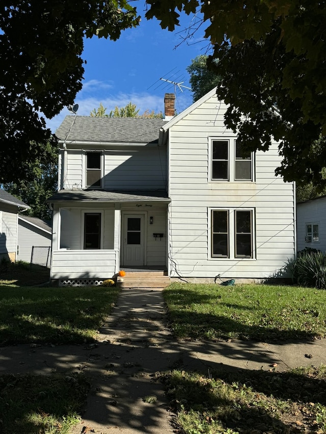 front of property with a front lawn