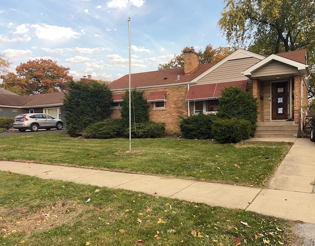 view of front of house featuring a front yard