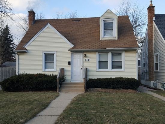 view of front of home featuring a front yard