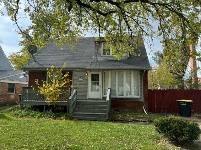 view of front of home featuring a front yard