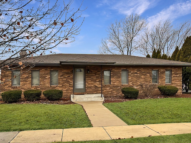 single story home featuring a front lawn