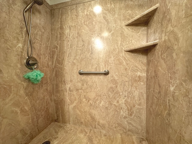 bathroom featuring tiled shower