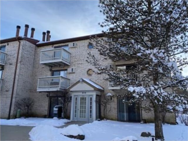 view of front of house featuring a balcony