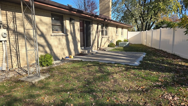 view of yard featuring a patio