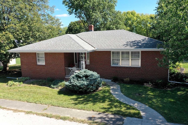 view of front of property featuring a front yard