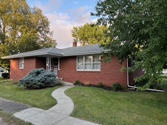 view of front of home featuring a lawn