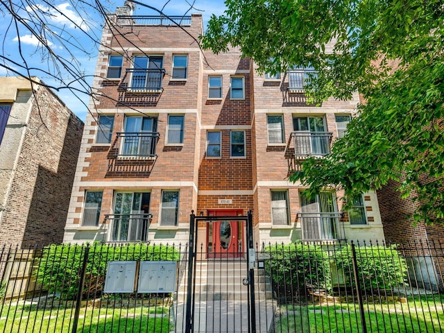 townhome / multi-family property featuring a balcony