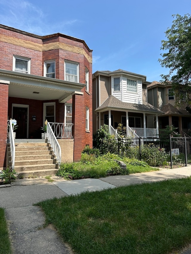 view of front facade featuring a porch and a front yard