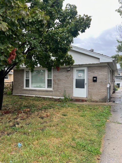 view of front of home with a front yard