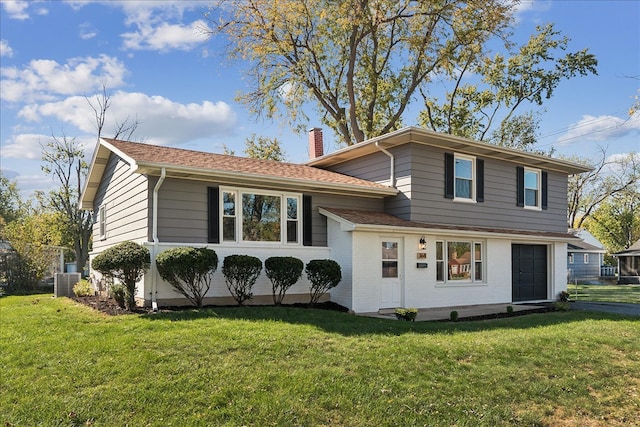 view of front of home featuring a front yard and a garage