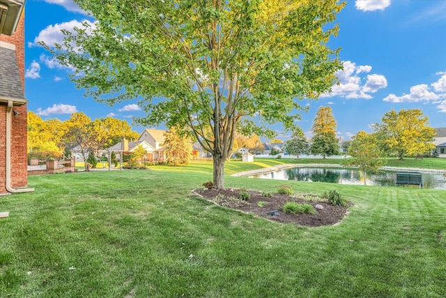 view of yard featuring a water view