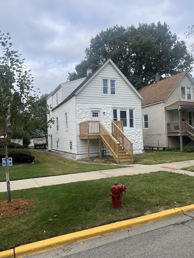 view of front facade with a front yard