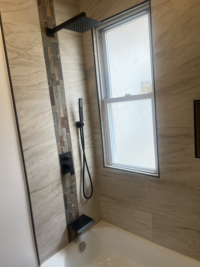 bathroom with tiled shower / bath combo