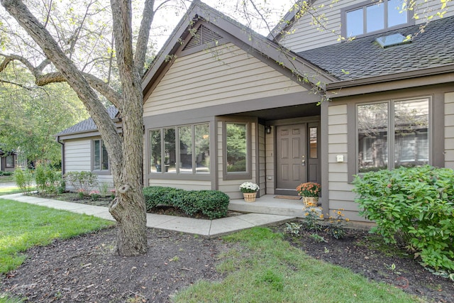 view of front of home featuring a front yard