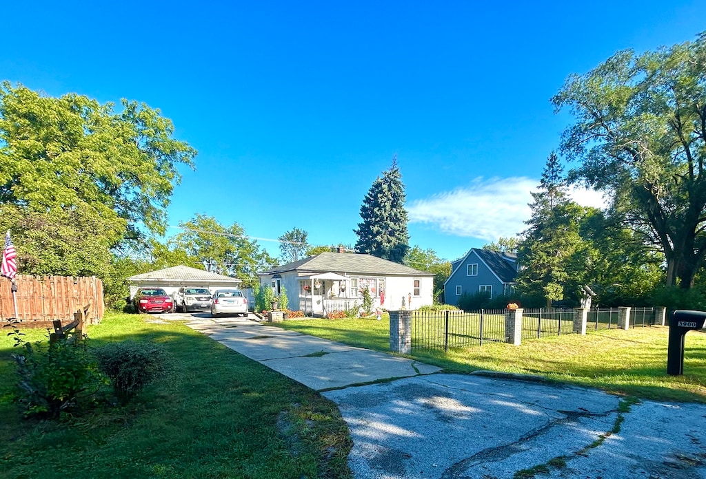 view of front of home with a front lawn