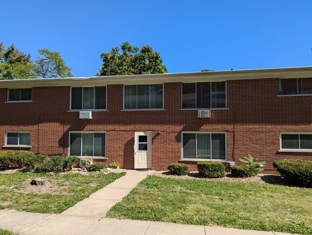 view of front facade with a front yard