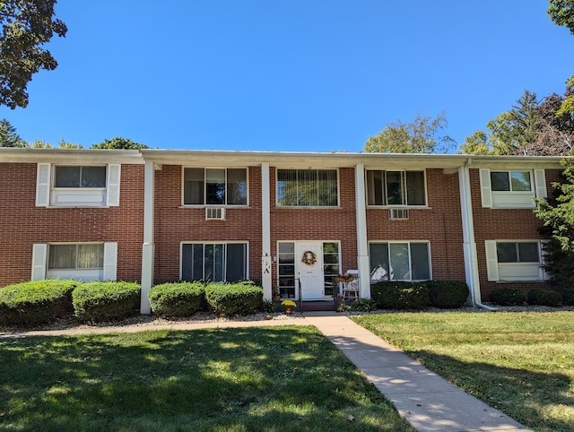 view of front of home featuring a front lawn