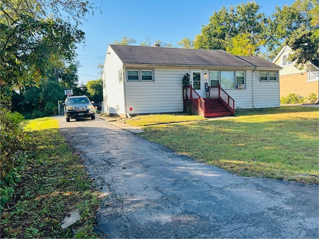 view of front of property featuring a front yard