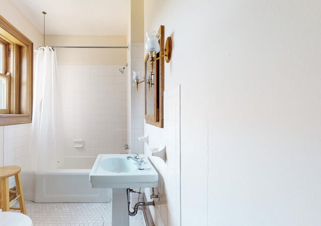 5235 S University Ave, Chicago, IL 60615 - full bath featuring tile walls, tile patterned flooring, shower / bath combo, a sink, and toilet