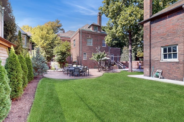 view of yard featuring a patio