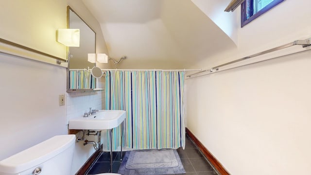 5235 S University Ave, Chicago, IL 60615 - full bath with toilet, tile patterned flooring, curtained shower, and baseboards