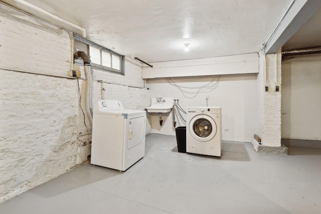 laundry area with sink and independent washer and dryer