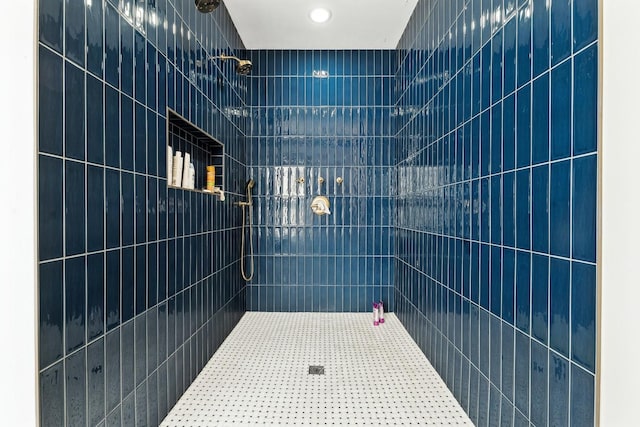 5235 S University Ave, Chicago, IL 60615 - bathroom featuring a tile shower and recessed lighting