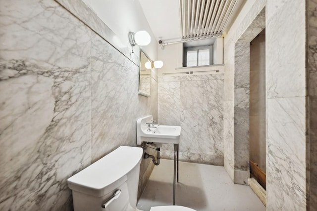 5235 S University Ave, Chicago, IL 60615 - bathroom with toilet and tile walls